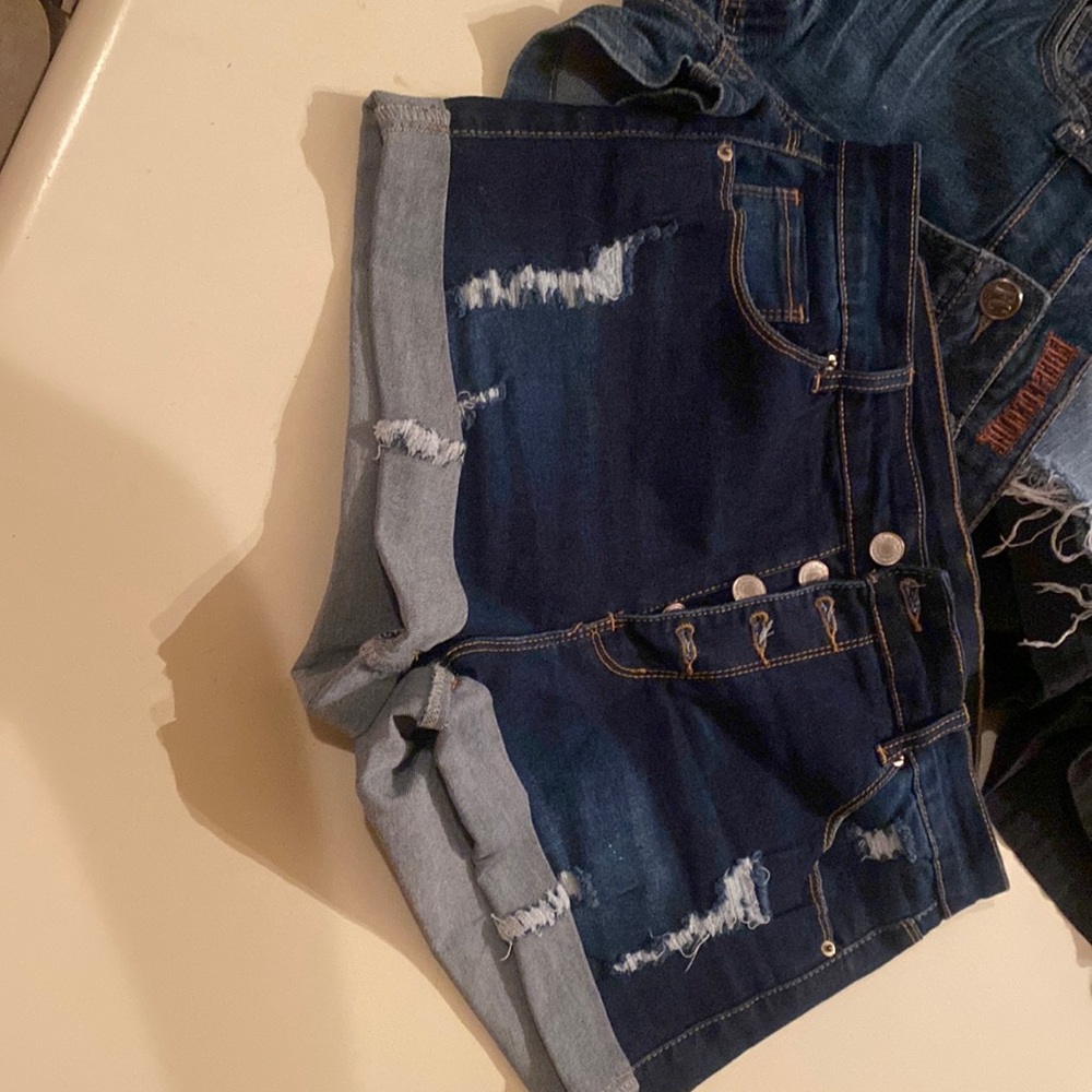 NBW BNWOT Size L distressed jean shorts size 32